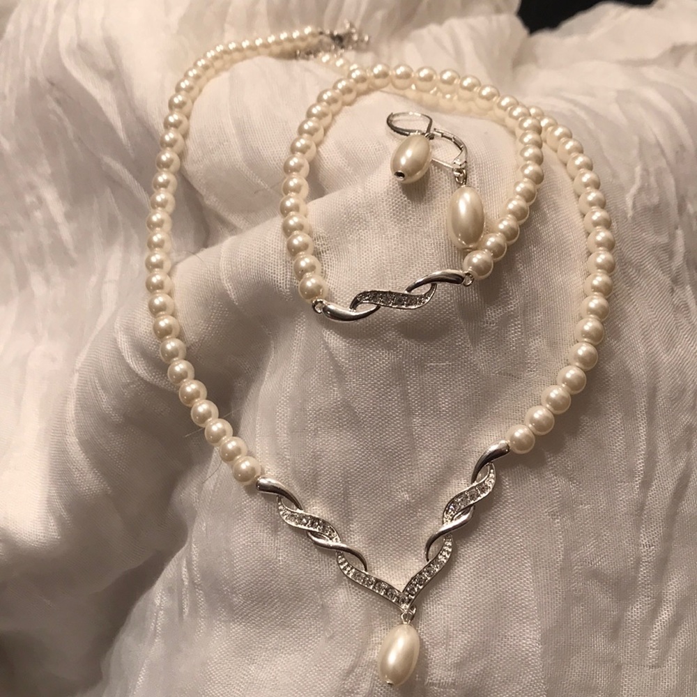 NWOT Kayla 3 Piece Pearlesque Set